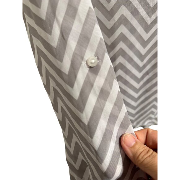 🍒 2/$20 🍒 Gray and White Chevron Striped Long Sleeve V-Neck Blouse sz L - Picture 4 of 7
